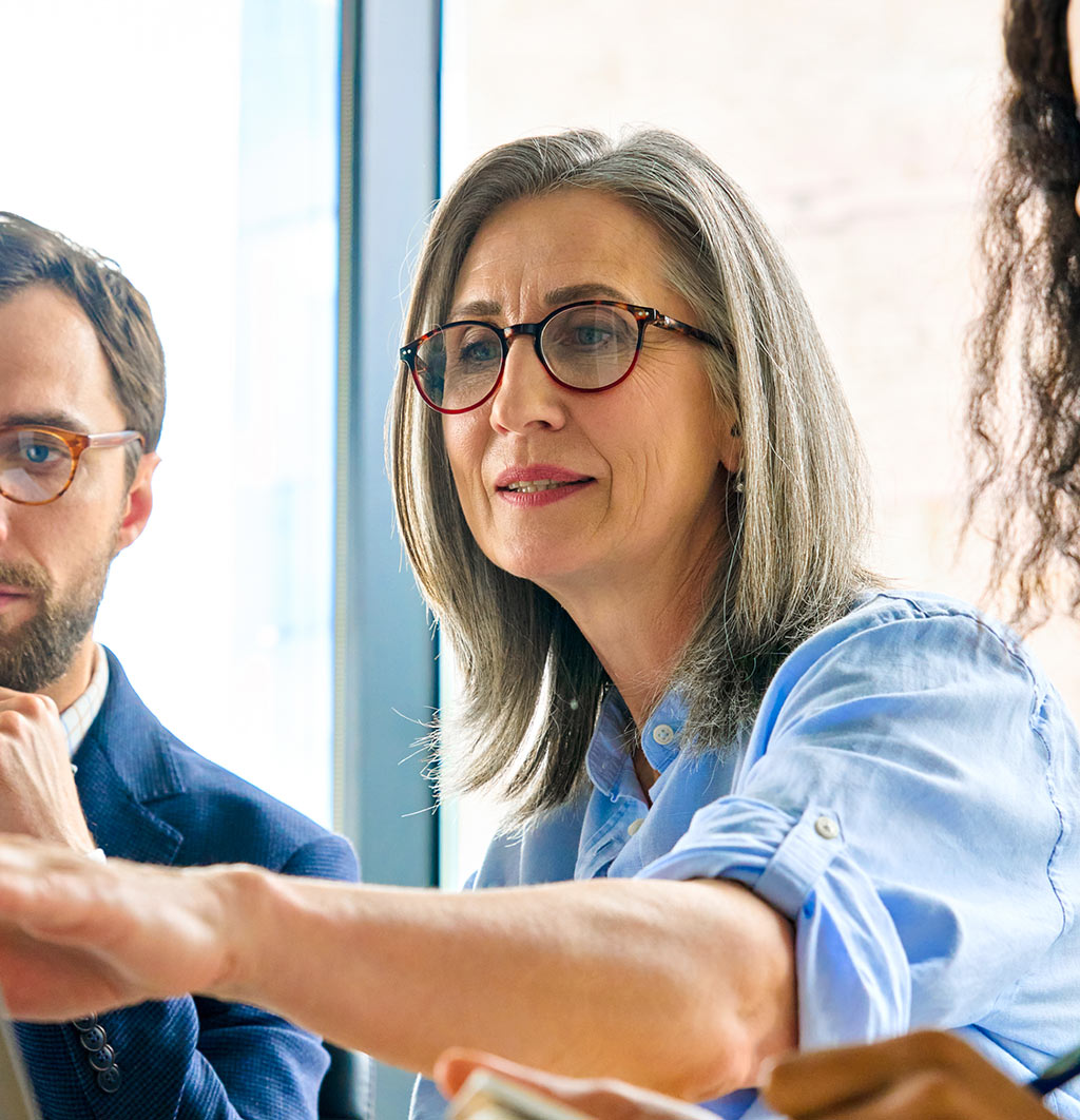 A female executive discusses work with collegues